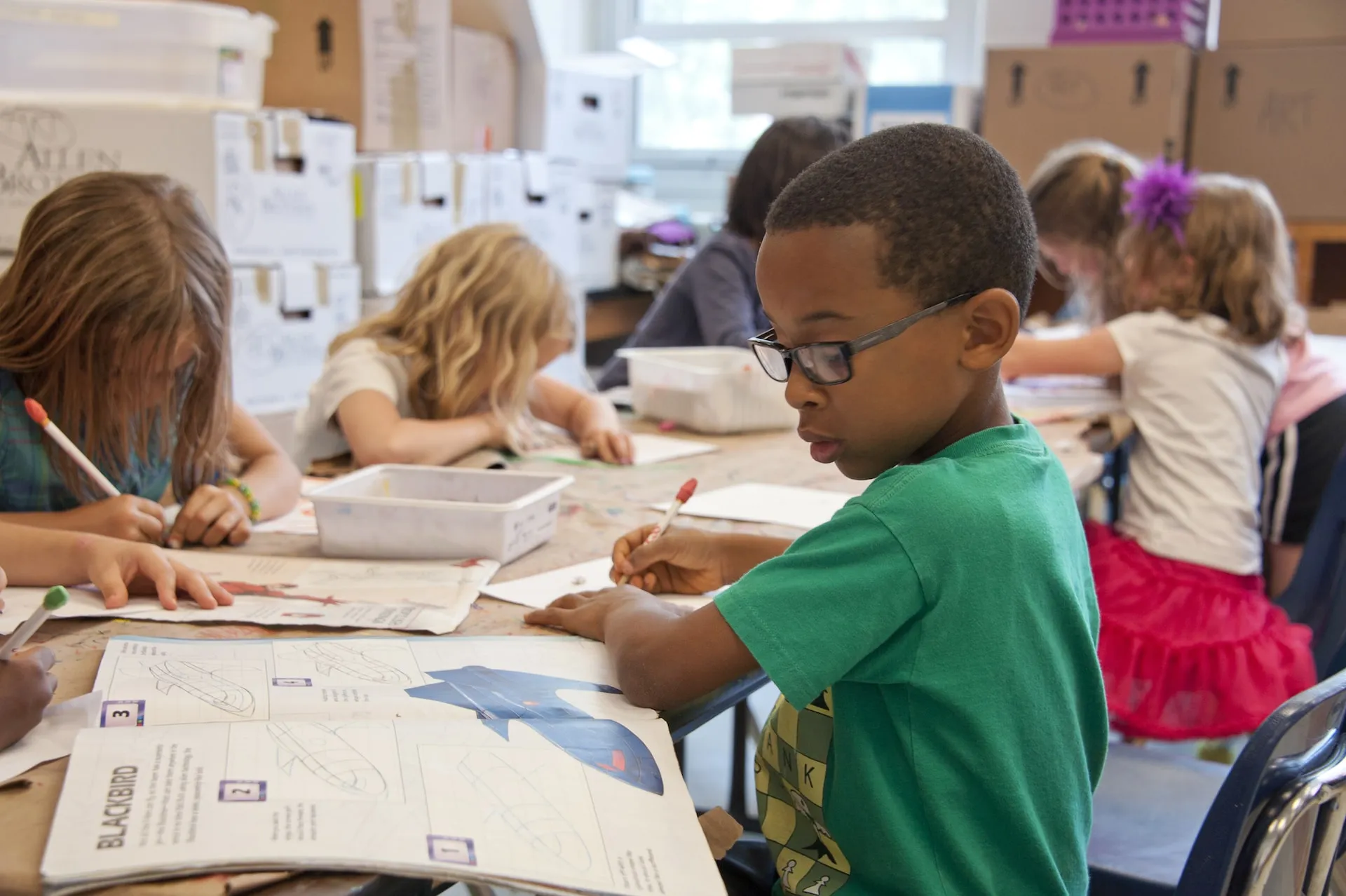 Élèves de l'école primaire travaillant en classe