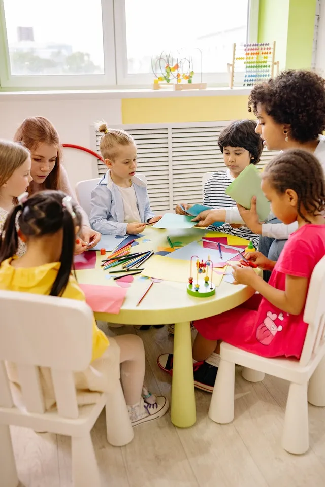 early education students doing Arts et artisanat on circular table